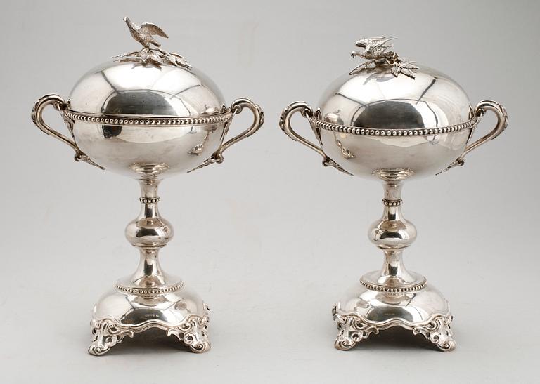 STRÖSOCKERSKÅLAR, 1 par, silver, Gustaf Möllenborg, Stockholm 1891. Vikt ca 1597 g.