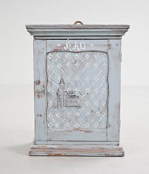 HÄNGSKÅP, allmoge, 1800-tal.