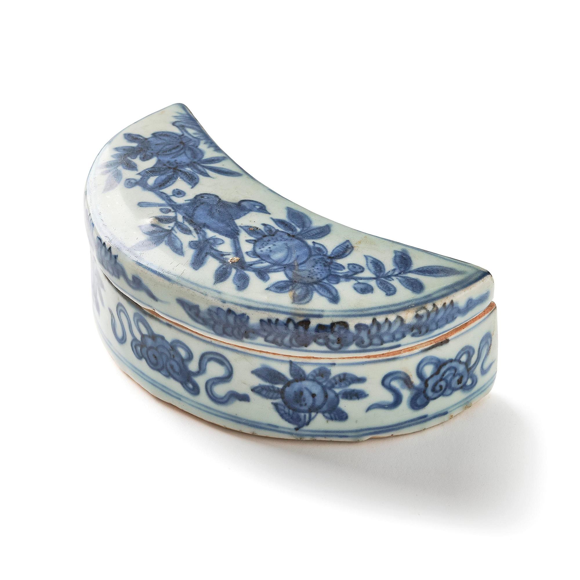 A blue and white moon shaped box with cover, Ming dynasty, Wanli (1572-1620).