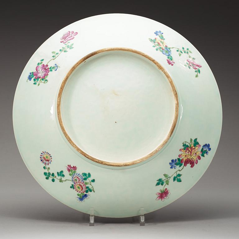 A large famille rose dish, Qing dynasty, 19th century.