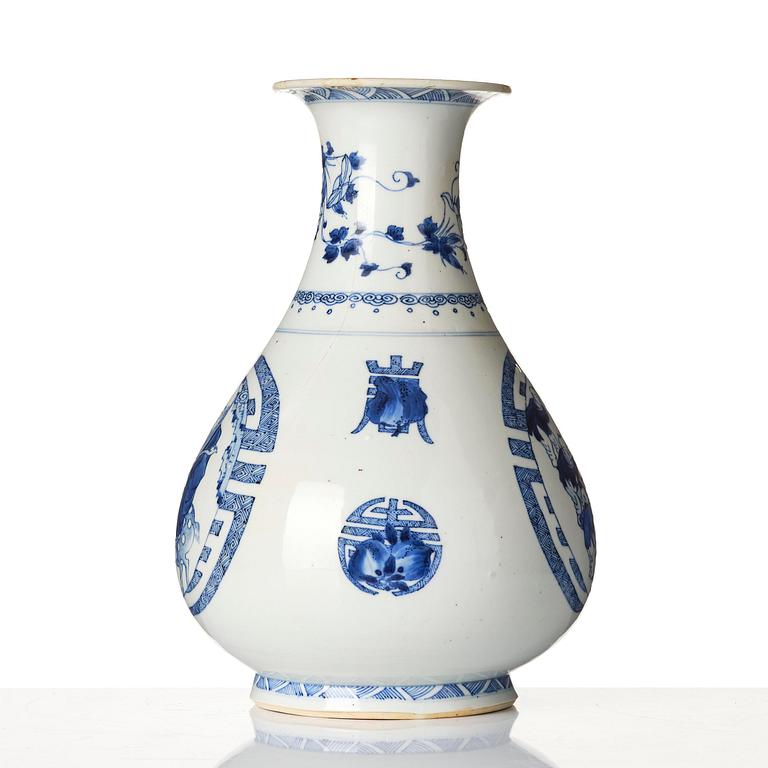 A blue and white 'Yuhuchunping' vase, Qing dynasty, 17th century.