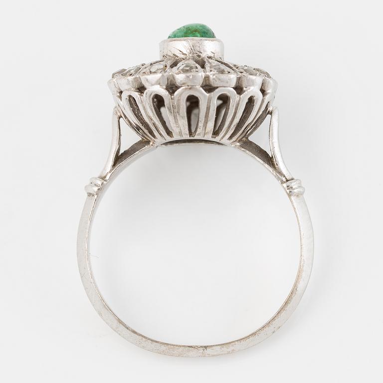 Ring 18 vitguld med en cabochonslipad smaragd och rosenslipade diamanter.
