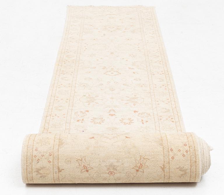 Gallerimatta, orientalisk, ca 833 x 83 cm.