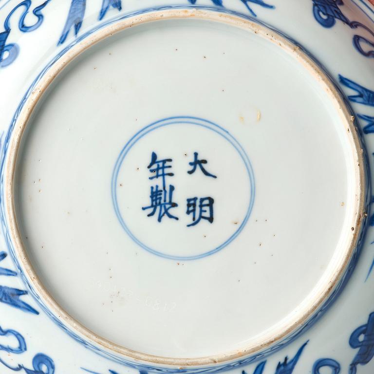 A blue and white dish, Ming dynasty, Wanli (1572-1620).