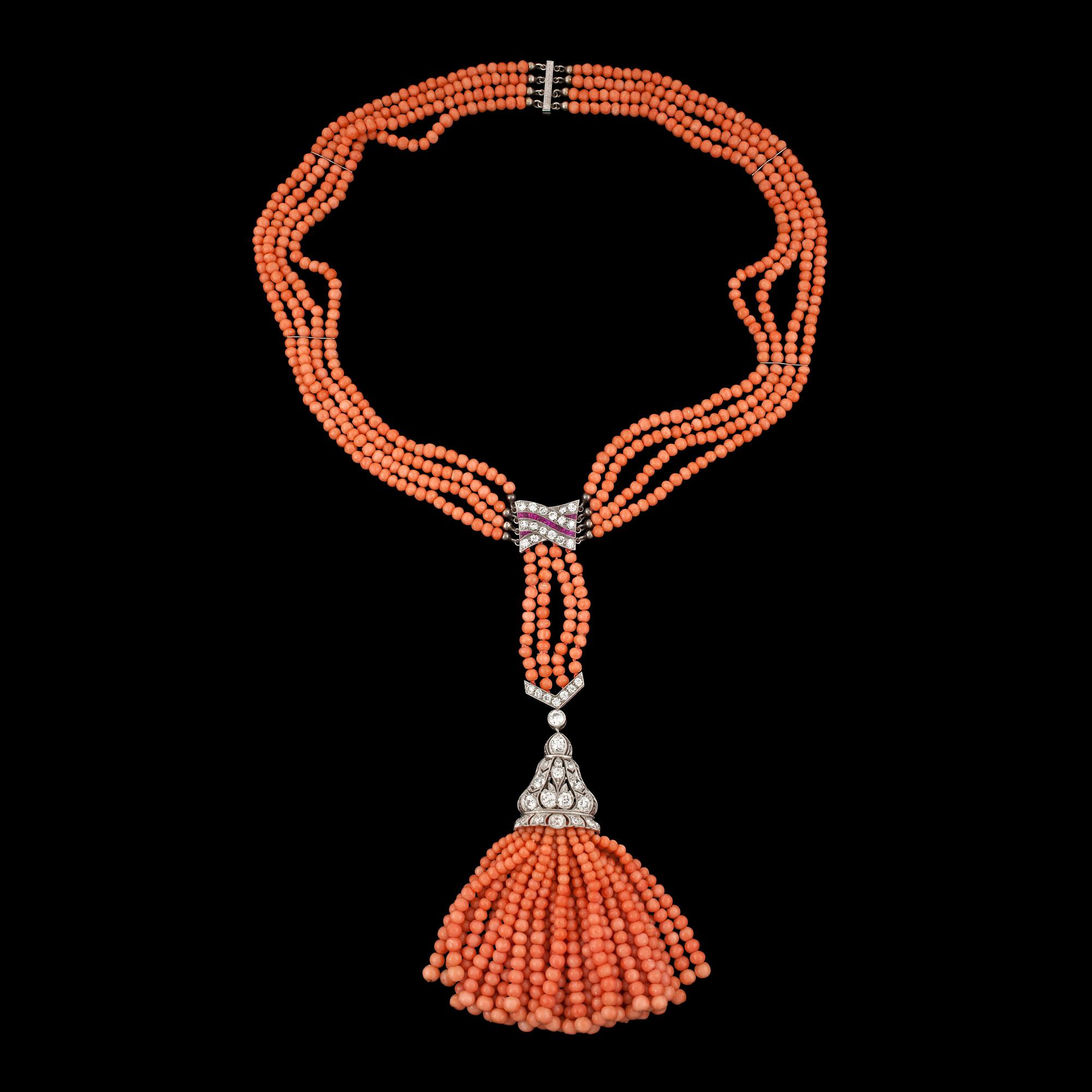 SAUTOIR med tillhörande ARMBAND. Bestående av koraller, rubiner samt diamanter totalt ca 3.00 ct.