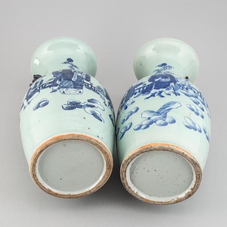 Two Chinese vases, early 20th Century.