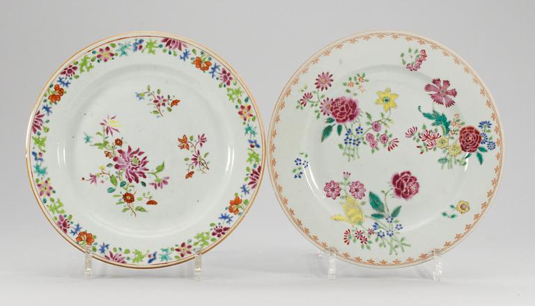 TALLRIKAR, 2 st, porslin. Qing dynastin. Qianlong (1736-95).