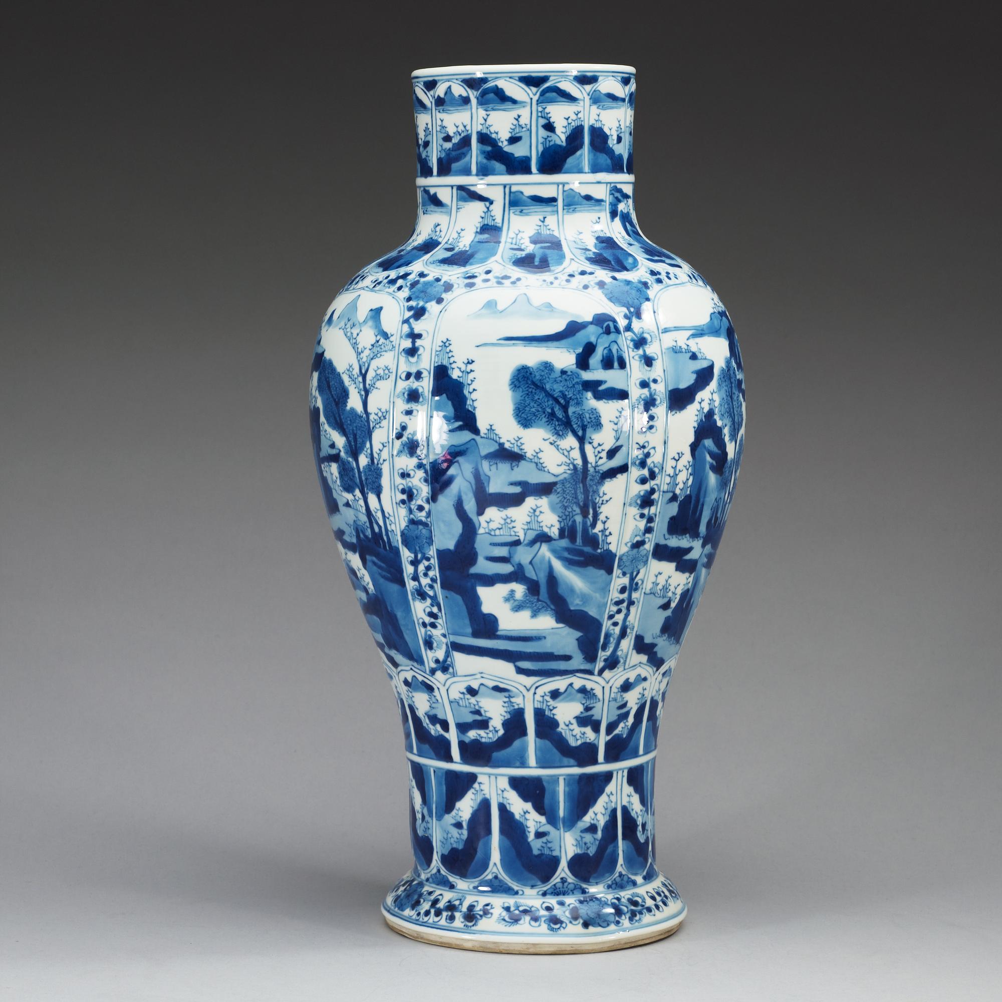 A large blue and white vase, Qing dynasty, Kangxi (1662-1722).