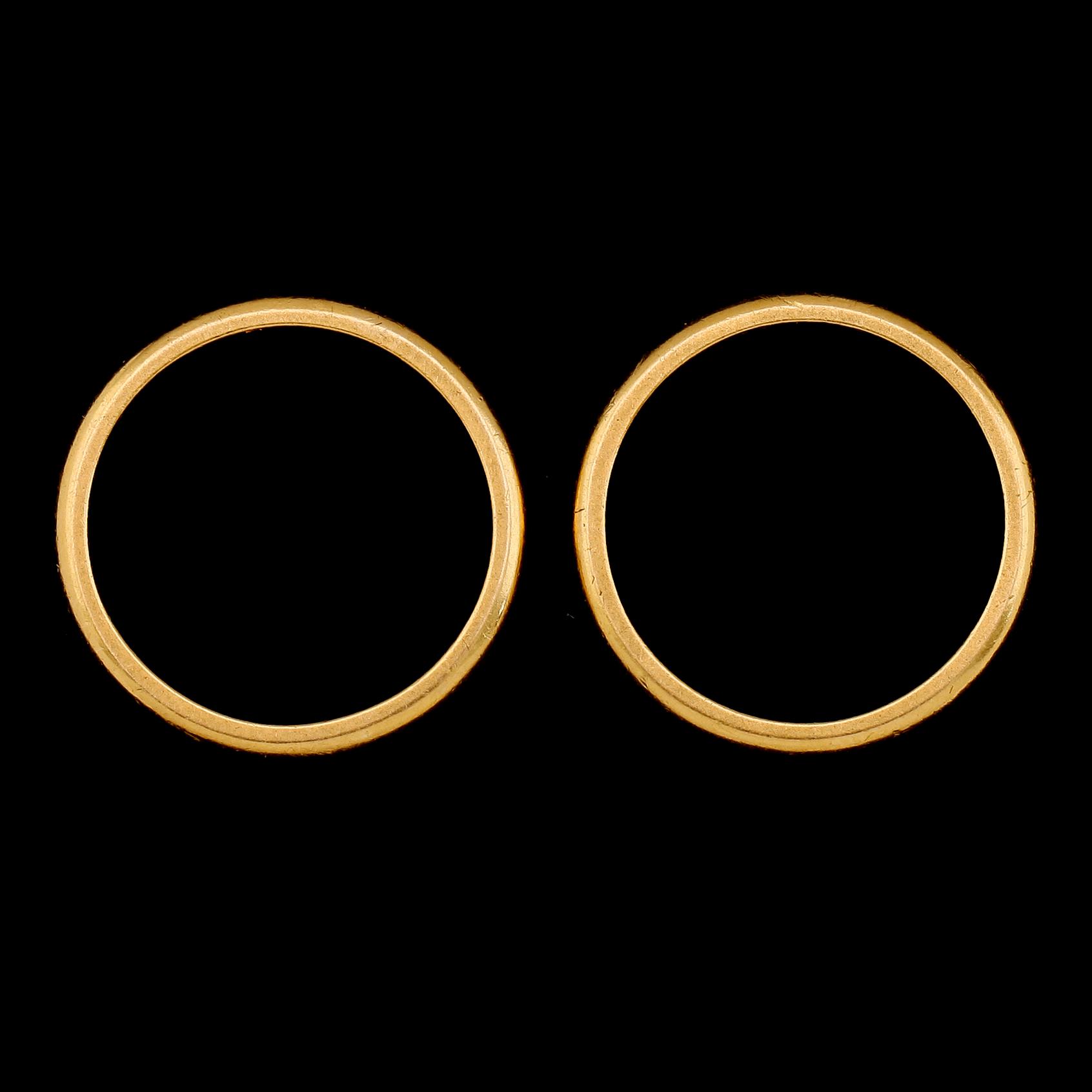 RINGAR, 2 st, 23K guld, svenska stämplar, 1938 och 1941. Total vikt ca 8,6 g.