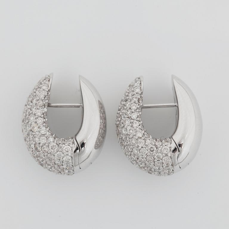 A pair of diamond earrings, 4.00 cts in total.