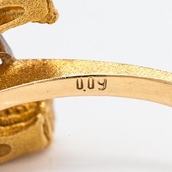 Juhani Linnovaara, Ring "Legato", 18K guld med diamant ca 0.09 ct enligt gravyr. Lapponia 1979.