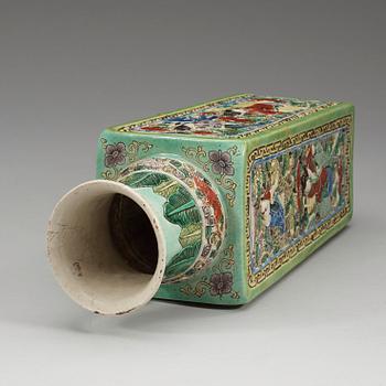 A famille verte bisquit vase, late Qing dynasty (1644-1912).