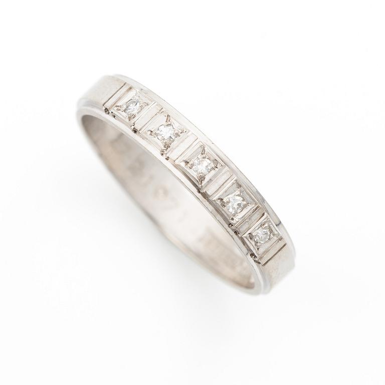 Half-eternity ring, 18K white gold with octagonal-cut diamonds.