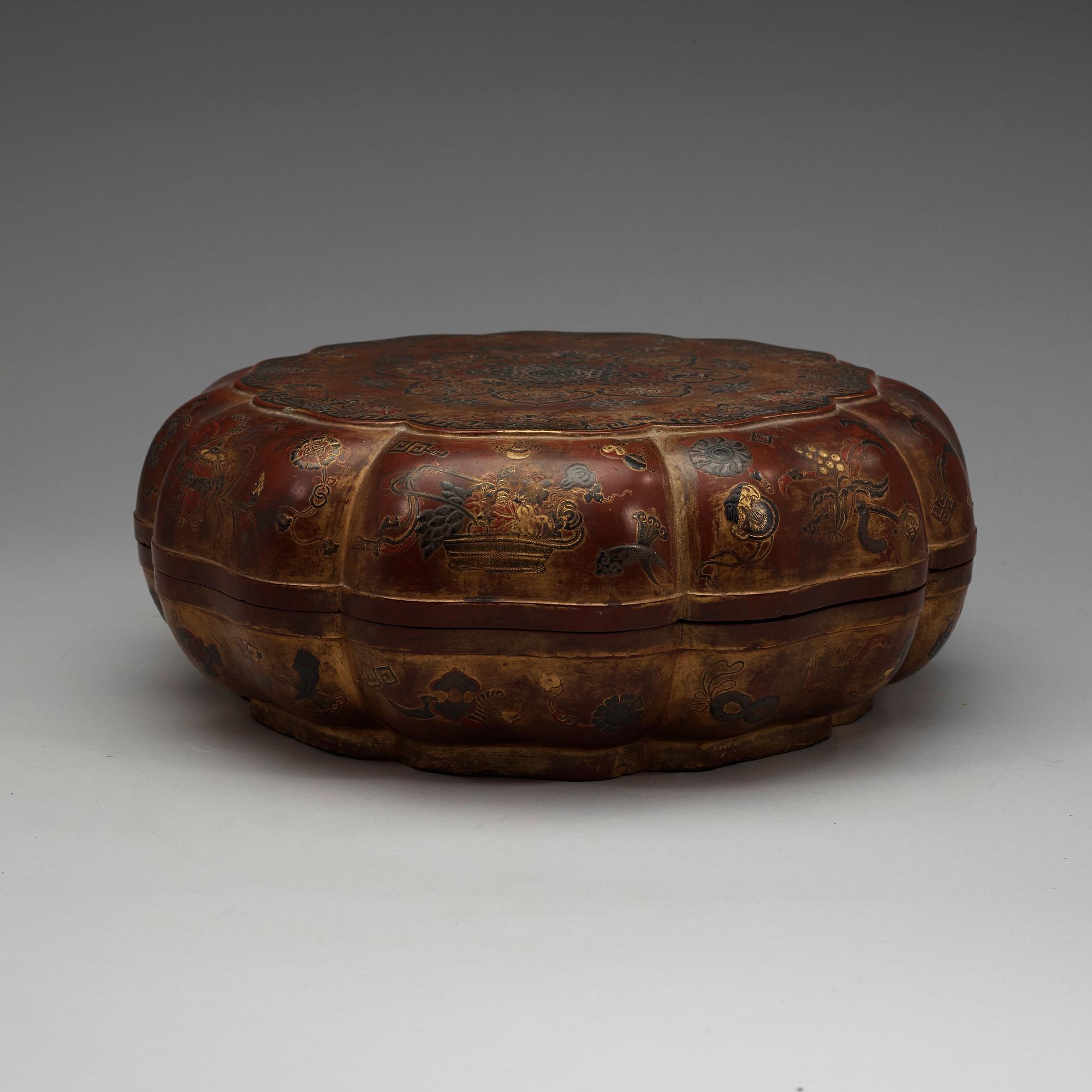 A large lacquered box with cover, Qing dynasty, 18th Century.