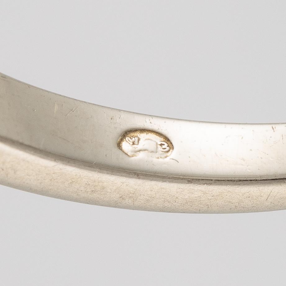 Ring in 18K white gold set with five old-cut diamonds.