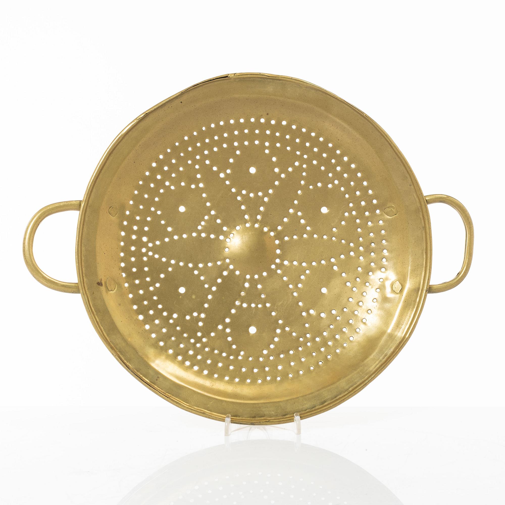 A brass colander, 18th / 19th century.