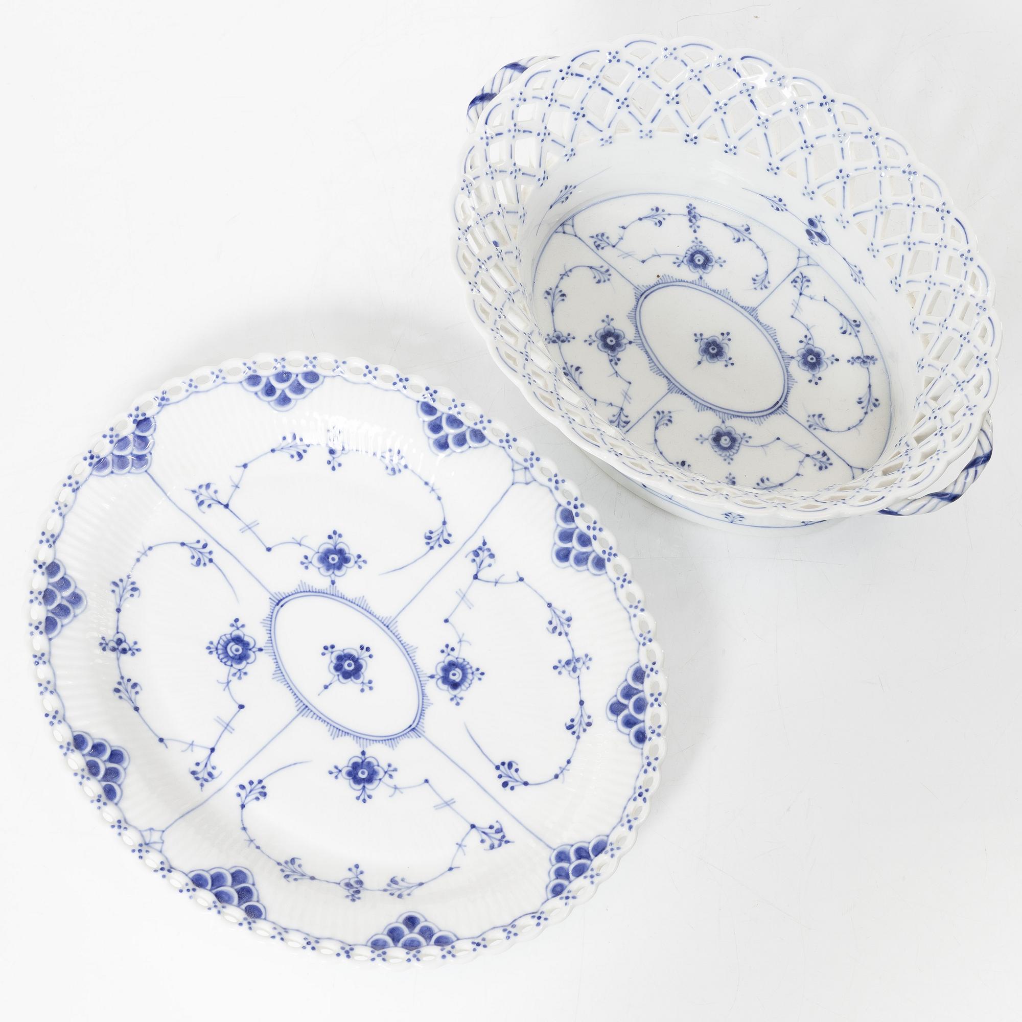 Royal Copenhagen, a 'Musselmalet' / 'Blue Fluted' porcelain bowl and a dish, Denmark 1889-1922.