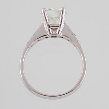 RING, 14k vitguld med äldre briljantslipad diamant, 1.61 ct samt 6 mindre briljantslipade diamanter. Vikt 4 g.