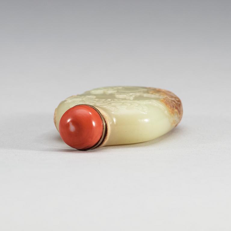 A finely carved nephrite snuff bottle with stopper, Qing dynasty (1644-1912).