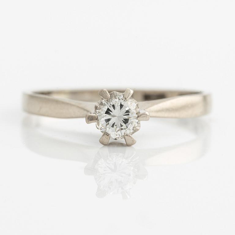 Ring in 18K gold with a round brilliant-cut diamond.