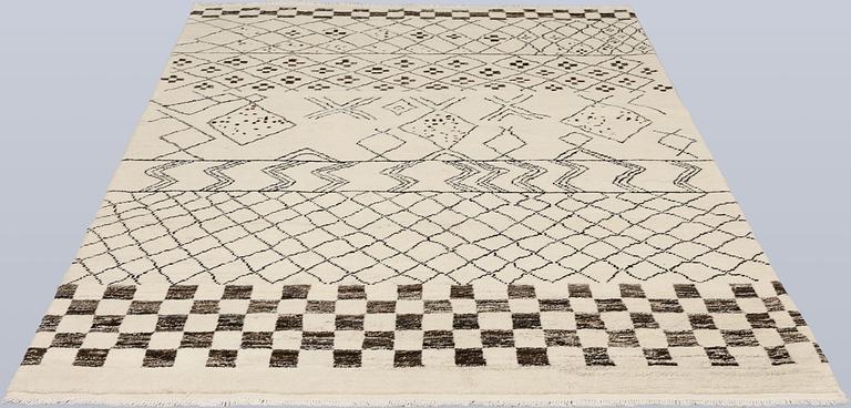 A Moroccan rug, approx. 204 x 152 cm.