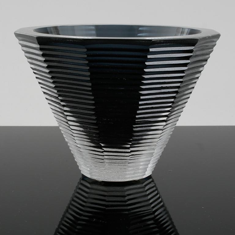 JAN JOHANSSON, a glass vase for Orrefors Gallery, signed, numbered and dated -90.