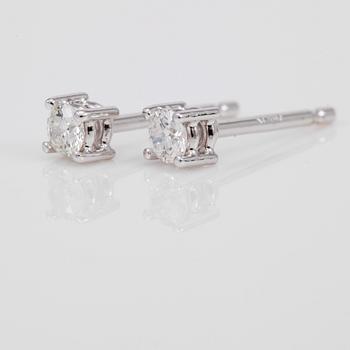 ÖRHÄNGEN, 1 par, solitära briljantslipade diamanter totalt ca 0.20 ct.