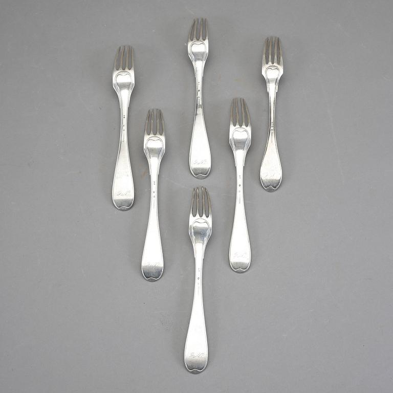 MATGAFFLAR, 6 stycken, silver, varav 5 st av Stephan Westerstråhle Stockholm, 1810. Vikt ca 400 gram.