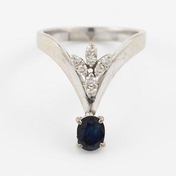 Ring med 18K vitguld med mörk safir och åttkantslipade diamanter.