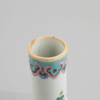 A porcelain vase, China, Qing dynasty, late 19th century.