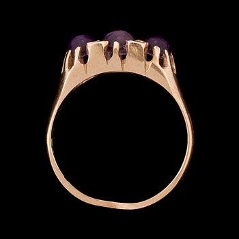 RING, 18k guld med ametister. Göteborg. Vikt ca 3 g.