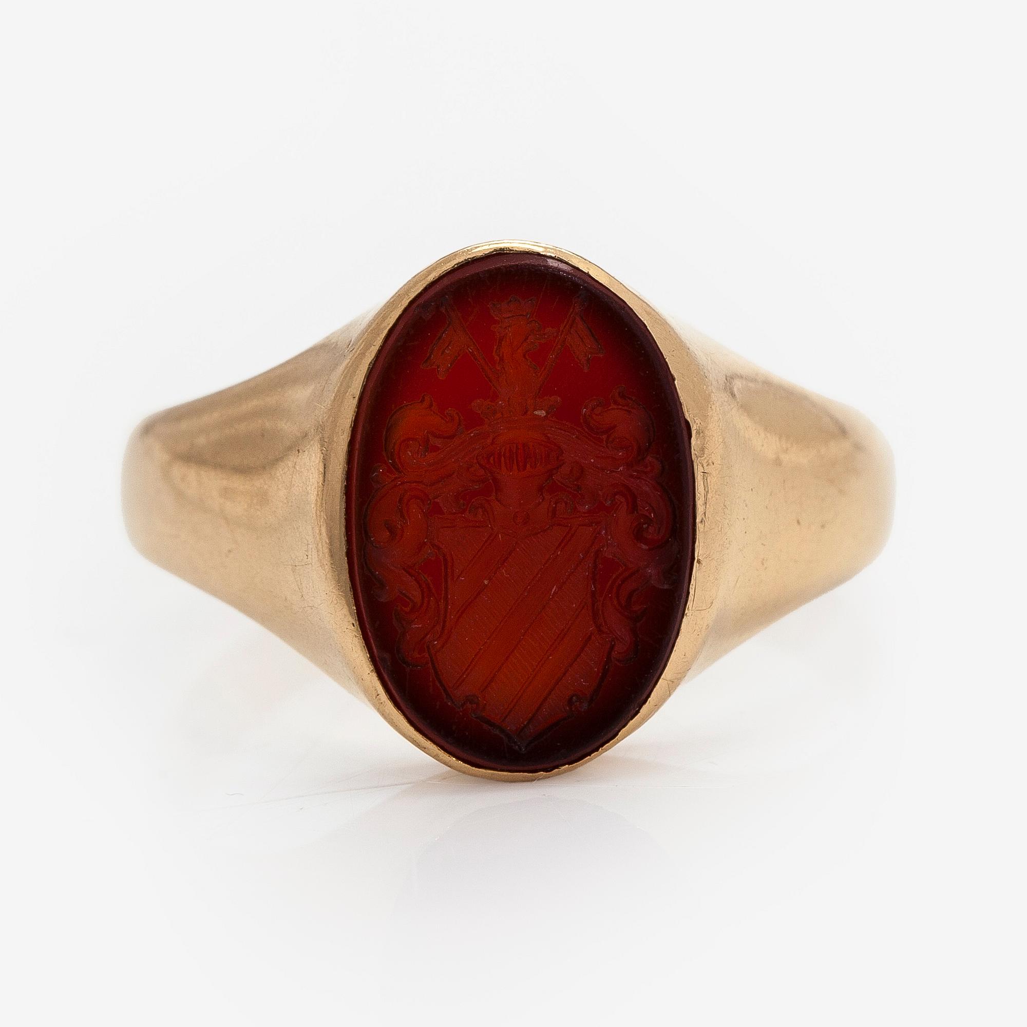 Vapenring, släkten Nybom, karneol, 18K guld. Helsingfors 1913.