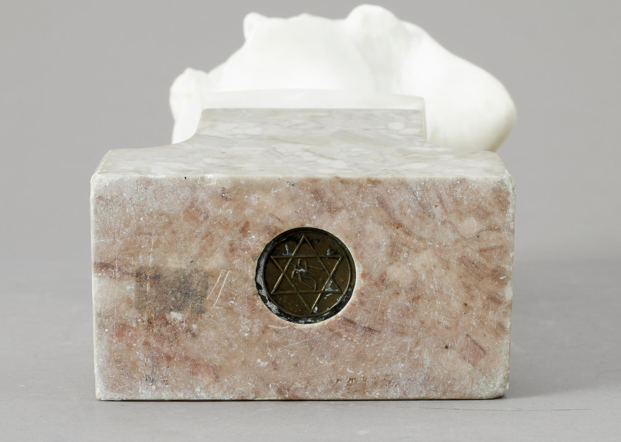 BYST, alabaster, 1900-talets första hälft.