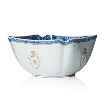 1146. A blue and white famille rose Export porcelain bowl, Qing dynasty, Qianlong (1736-95).