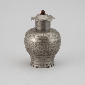 A pewter tea caddy with cover, late Qing dynasty, circa 1900.