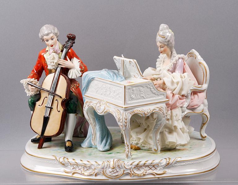 FIGURIN, porslin, rokokostil, Dresden, 1900-talets mitt.