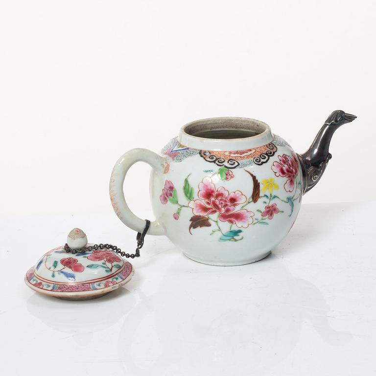 Tekanna med lock och kanna, porslin. Qingdynastin, Qianlong (1736-96).