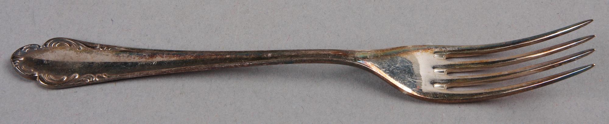 LJUSSTAKAR SAMT DIVERSE BESTICK, silver, bla CG Hallberg, Stockholm 1943.