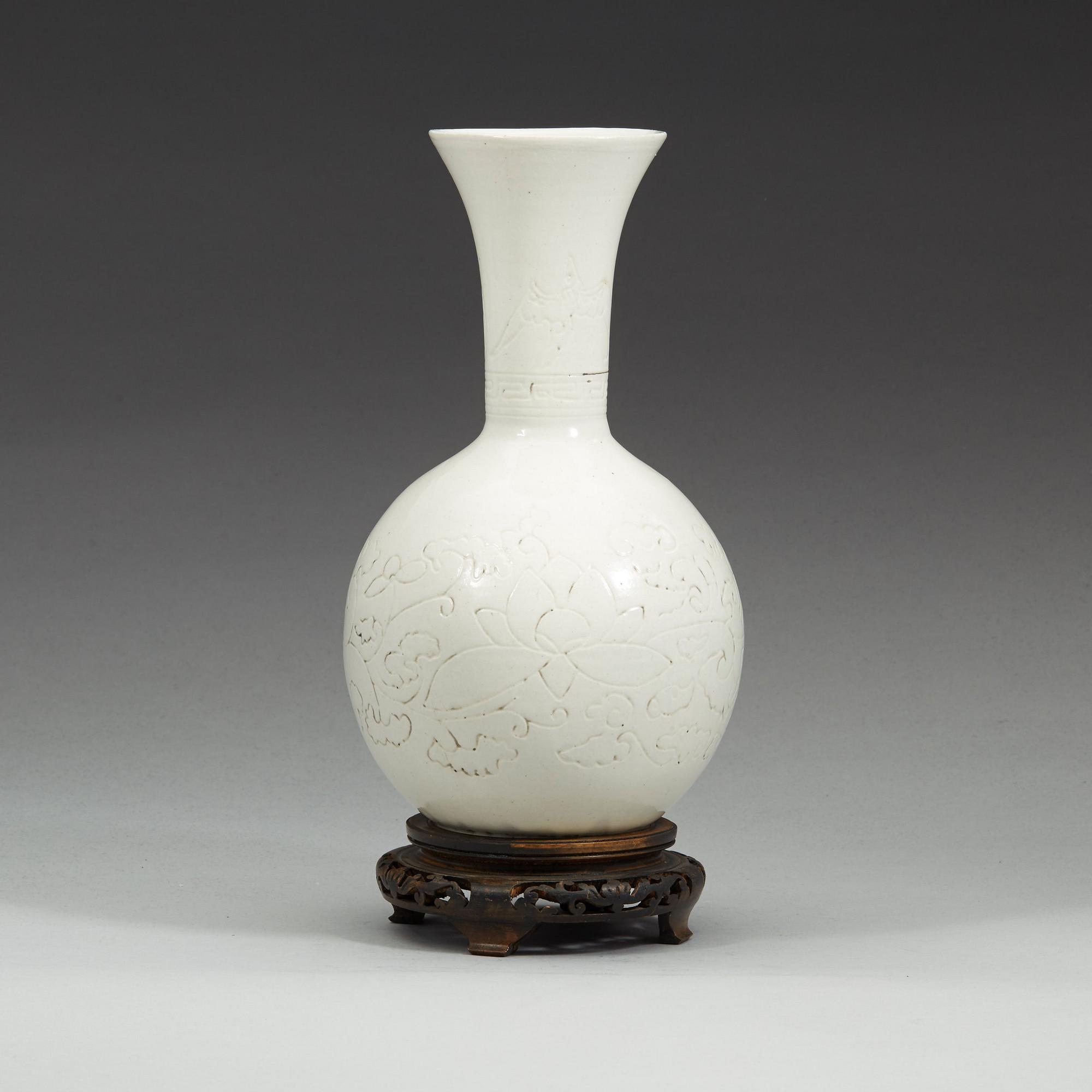 A white glazed vase, Qing dynasty (1644-1912).