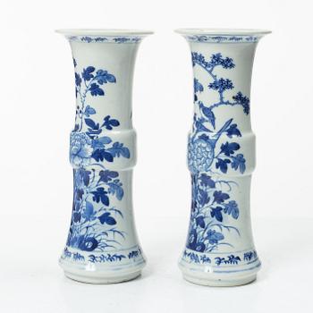 Vaser, ett par, porslin, Kina, tidigt 1900-tal.