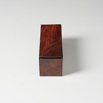 Askar med lock, två stycken, hardwood samt bricka, hardwood, sen Qingdynasti.