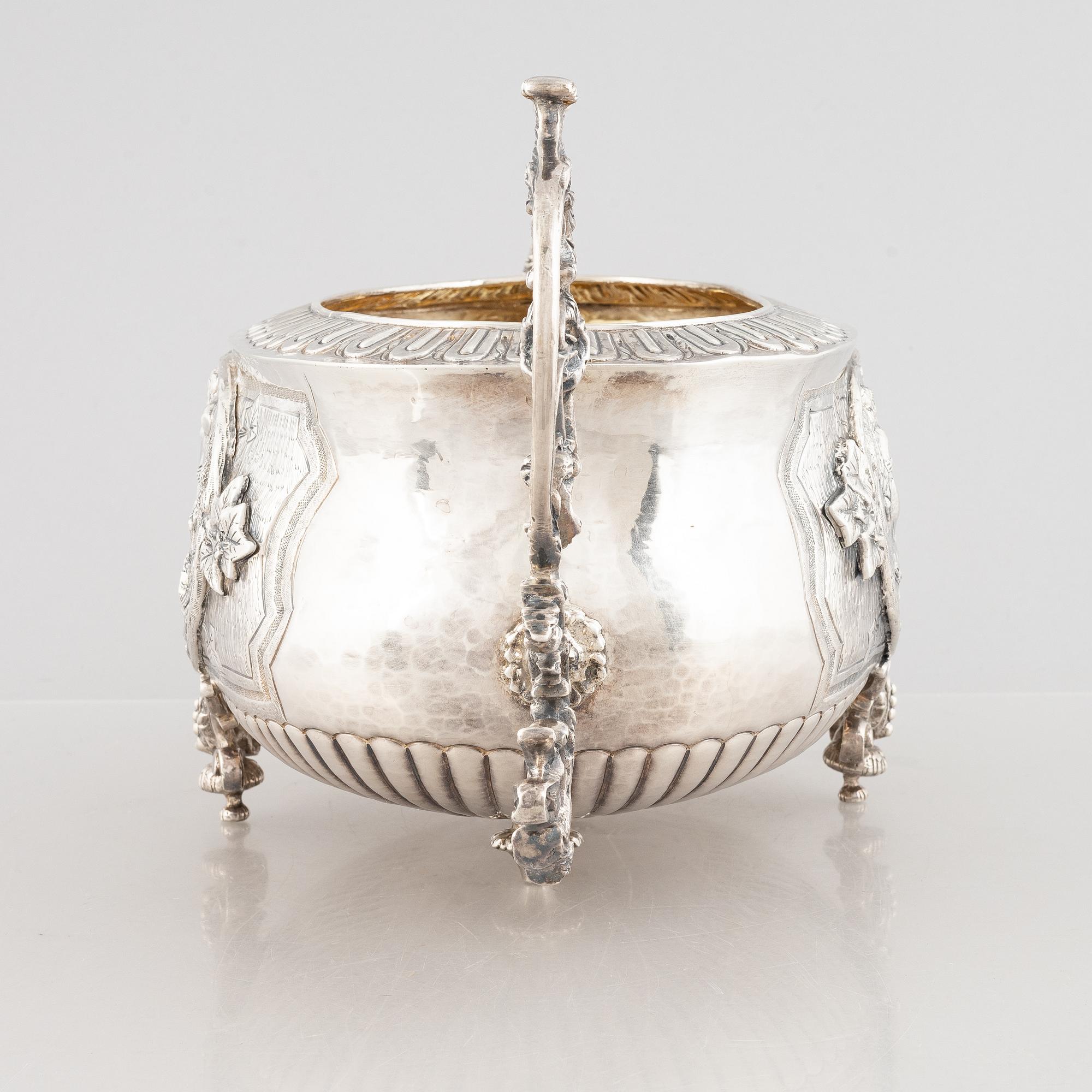 A silver jardinière, 20th century.
