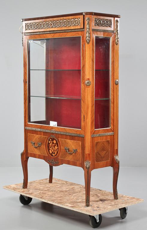 VITRINSKÅP, Louis XVI-stil, 1900-tal.