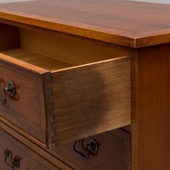 A late 20th century chest of drawers.