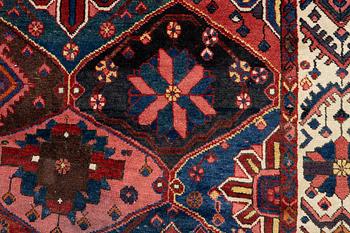 Rug, semi-antique, Chahar Mahal/Bakhtiari, approx. 290 x 204 cm.