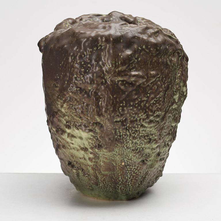 Mårten Medbo, vas, signerad och daterad 2001.