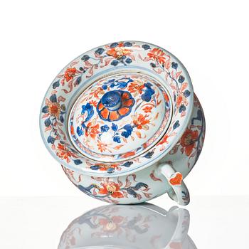 An imari chamber pot with cover, Qing dynasty, Kangxi (1662-1722).