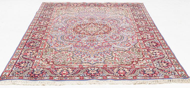 A Kirman carpet, c. 290 x 195 cm.