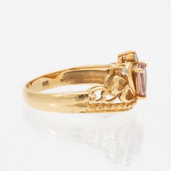 Ring 18K guld, briljantslipade diamanter samt päronformad briljantslipad rosa sten, troligen topas.