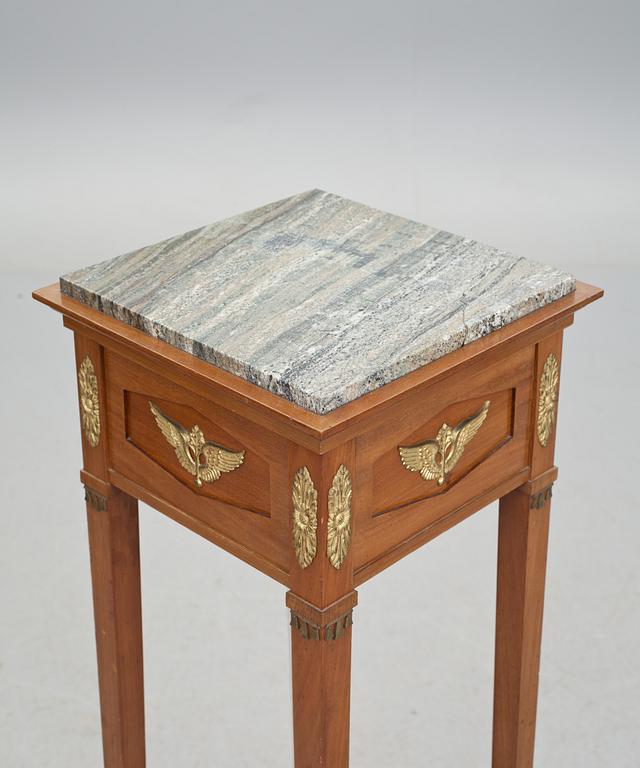 PIEDESTAL, empirestil. 1900-talets första hälft.